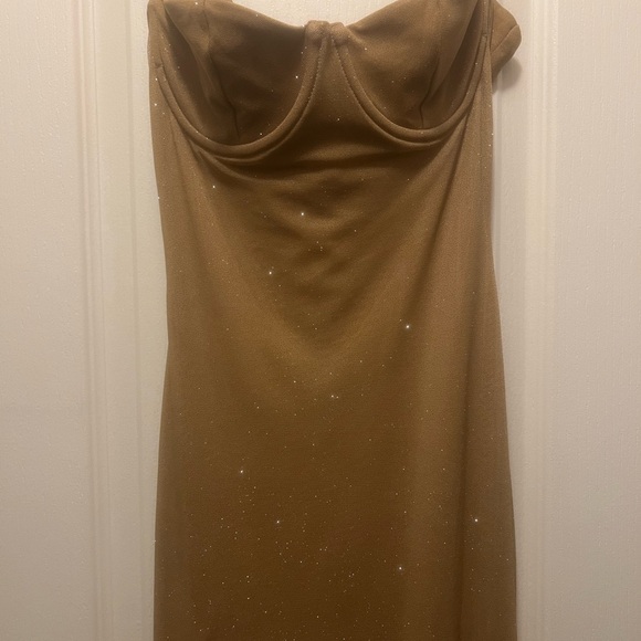 Baby boo Gold sparkly maxi dress
Perfect for prom dress - Picture 9 of 9
